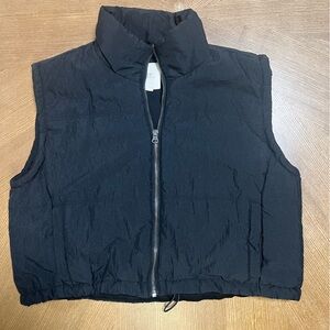 Stylish cropped black puffer vest medium zip up